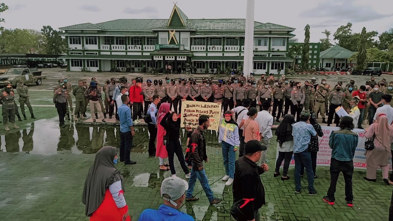 Foto aksi Demo di Kantor Bupati Kabupaten Kepulauan Meranti.