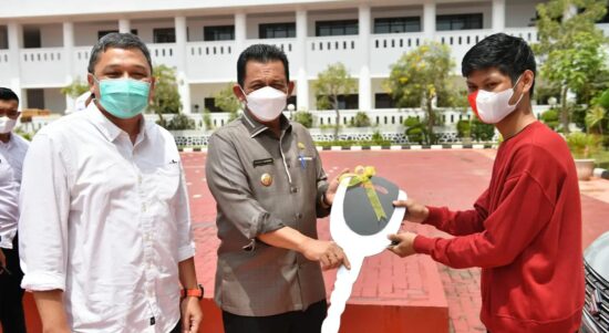 Foto Gubernur Kepri H. Ansar Ahmad saat menyerahkan bantuan kendaraan operasional kepada 3 Yayasan di Tanjungpinang 