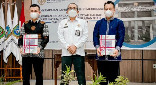 Bupati Lingga Muhammad Nizar (kanan) Saat Menerima Dokumen WTP Dari BPK RI Bersama Ketua DPRD Lingga Ahmad Nashiruddin (kiri) Di Auditorium Kantor BPK Perwakilan Kepulauan Riau, Rabu (18/05/2022).