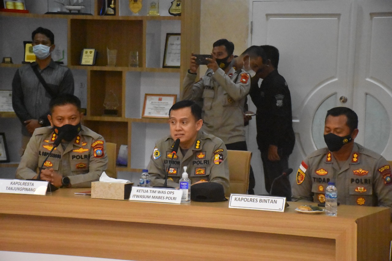 (Dari Kanan ke kiri) Kapolres Bintan AKBP Tidar Wulung Dahono S.H , S.I.K., M.H, Kabag Anev Rorenmin Itwasum Polri Kombes Pol Adi Wibowo, S.H., M.H.Kapolresta Tanjungpinang AKBP H.Ompusunggu, S.I.K, M.Si.