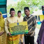 Foto : Gubernur Kepulauan Riau H. Ansar Ahmad saat menyerahkan bantuan dana hibah rumah ibadah untuk kecamatan Tambelan, Sabtu, (07/05/2022).
