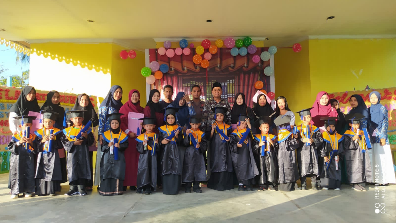 Foto Bersama Dalam Kelulusan dan Wisuda Anak-anak Paud Restu Ibu Desa Tinjul Kecamatan Singkep Barat Kabupaten Lingga, Minggu (26/06/2022)