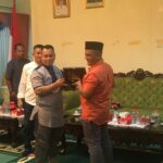 Bupati Lingga Muhammad Nizar Yang Didampingi Oleh Ketua DPRD Lingga Ahmad Nasiruddin Memberikan Plakat Tanda Penghargaan Kepada Komandan Resor Militer (Danrem) 033/ Wira Pratama (WP) Brigjen TNI Yudi Sulistyanto.