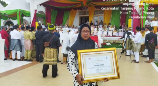 Keluarga Alm. H. Akmal Atattrick Saat Menerima Penghargaan Sebagai Tokoh Pejuang Pembentukan Provinsi Kepri/ Sumber Foto: Ratih