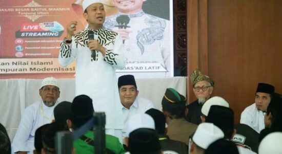 Ustad Das'ad Latif saat menyampaikan tausyiah dihadapan masyarakat Kabupaten Bintan di Mesjid Baitul Makmur Tanjunguban, Minggu (9/10/2022) pagi. 