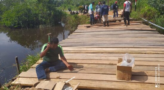 Jembatan Penghubung Yang Berada Di Desa Tinjul Saat Diperbaiki / F. Abu Bakar