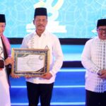 Walikota Batam HM Rudi menyerahkan cendramata kepada penceramah KH Nasaruddin Umar yang merupakan imam mesjid Istiqlal Jakarta / f. hms pemko batam