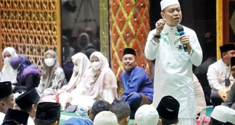 Ustadz Das'ad Latif saat menyampaikan tausyiah, Rabu (30/11/2022) malam.