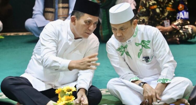 Gubernur Kepulauan Riau H. Ansar Ahmad Bersama Ustadz Das'ad Latif.