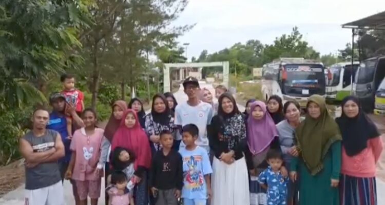 screen shoot video ucapan terimakasih Kepada anggota DPRD Provinsi kepri, Teddy Jun Askara. SE., MM oleh masyarakat perumahan jati mas kelurahan pinang kencana kecamatan tanjungpinang timur kota Tanjungpinang atas semenisasi jalan perumahan mereka / f. Syaharuddin