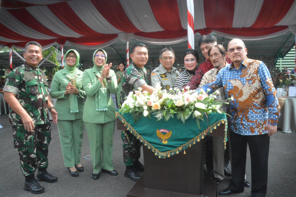 Kepala Staf Angkatan Darat (Kasad) Jenderal TNI Dr. Dudung Abdurachman (4 dari kiri) didampingi Ketua Umum Persit Kartika Chandra Kirana Ny. Rahma Dudung Abdurachman meresmikan Tiga Nama Gedung di Makodam II/Sriwijaya serta Dua Nama Gedung lainnya yang berada Markas Korem 044/Gapo dan Markas Jasdam II/Sriwijaya di di Lapangan Apel Makodam II/Swj, Jln. Jenderal Sudirman KM. 2,5 Palembang, pada Selasa (14/02/2023). / F. SMSI