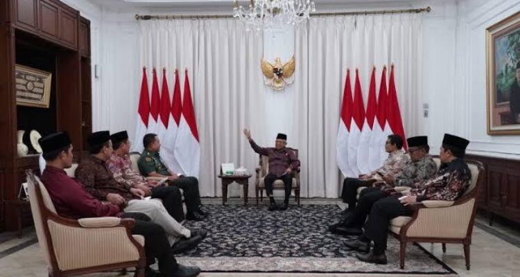 Wakil Presiden (Wapres) Ma'ruf Amin saat menerima audiensi Kepala Staf Angkatan Darat (KSAD) Jenderal TNI Dudung Abdurachman dan Ketua Majelis Ulama Indonesia (MUI) Bidang Dakwah dan Ukhuwah Cholil Nafis di kediamannya. / F. Dokumentasi SMSI