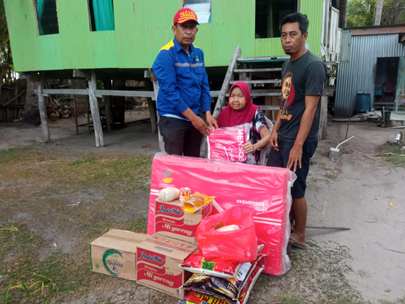 Penyaluran bantuan oleh Kabid Linjamsos, Patta Raja, SE /F/fs