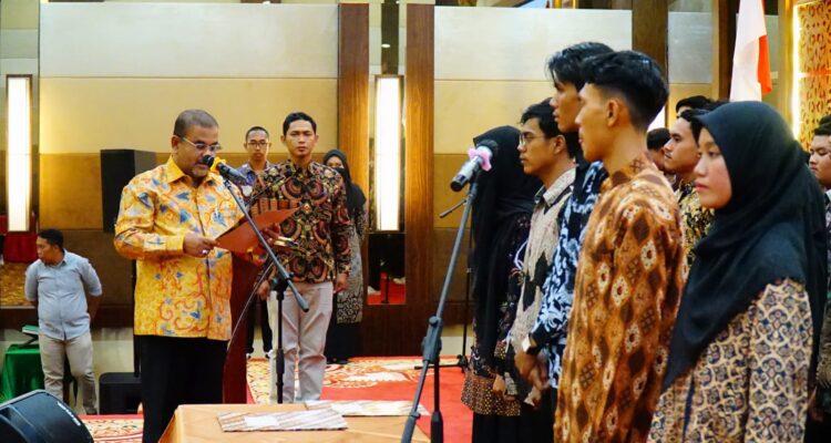 Bupati Karimun Dr. H. Aunur Rafiq, S.Sos, M.Si melantik Ketua dan Pengurus IPPMKK Pekanbaru Periode 2022-2023.