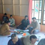 Anggota DPRD Provinsi Kepri Fraksi Partai Golkar Hadi Candra,. S.Sos saat dijamu makan di salah satu rumah warga di Desa Panjang, Selasa (14/03/2023) / F. Muhtaridi