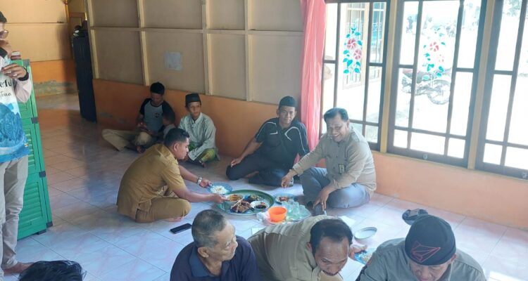 Anggota DPRD Provinsi Kepri Fraksi Partai Golkar Hadi Candra,. S.Sos saat dijamu makan di salah satu rumah warga di Desa Panjang, Selasa (14/03/2023) / F. Muhtaridi