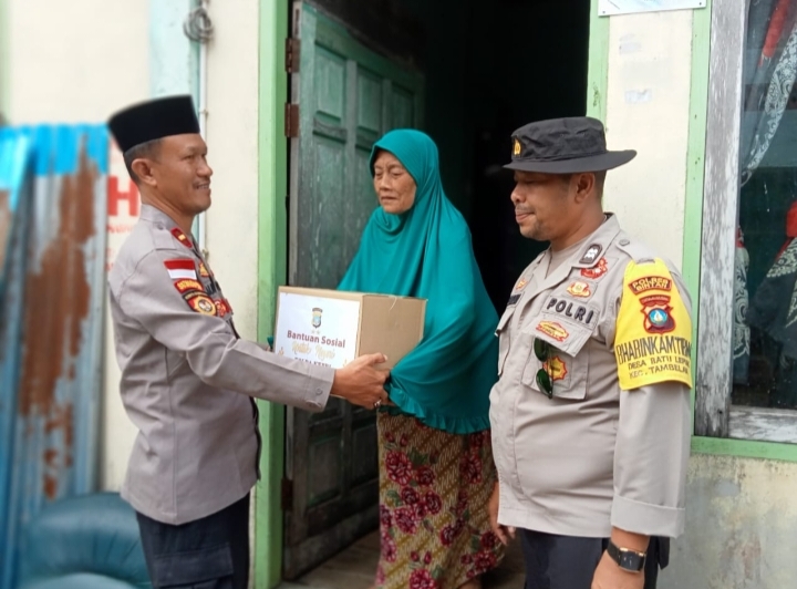 Polsek Tambelan Polres Bintan Juga Salurkan Bansos Polda Kepri/F/hms