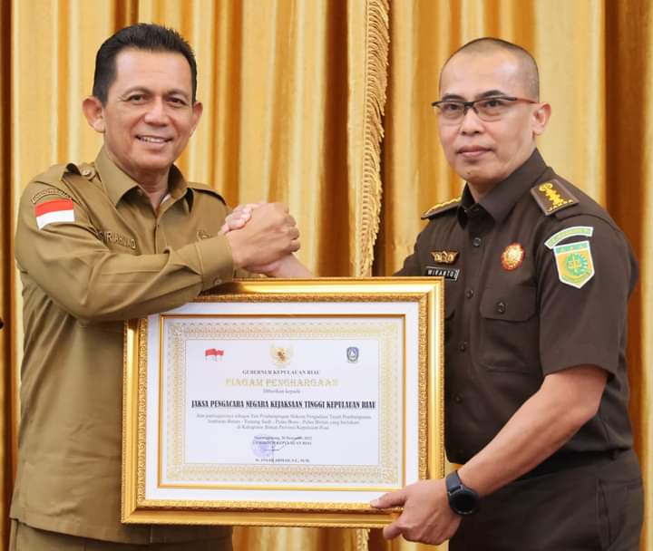 Penyerahan sertifikat pada Kawasan Tanjung Permai, Bintan oleh Kepala Kantor Wilayah BPN Kepri Nurhadi Putra kepada Gubernur Kepulauan Riau H. Ansar Ahmad di Gedung Daerah, Tanjungpinang.