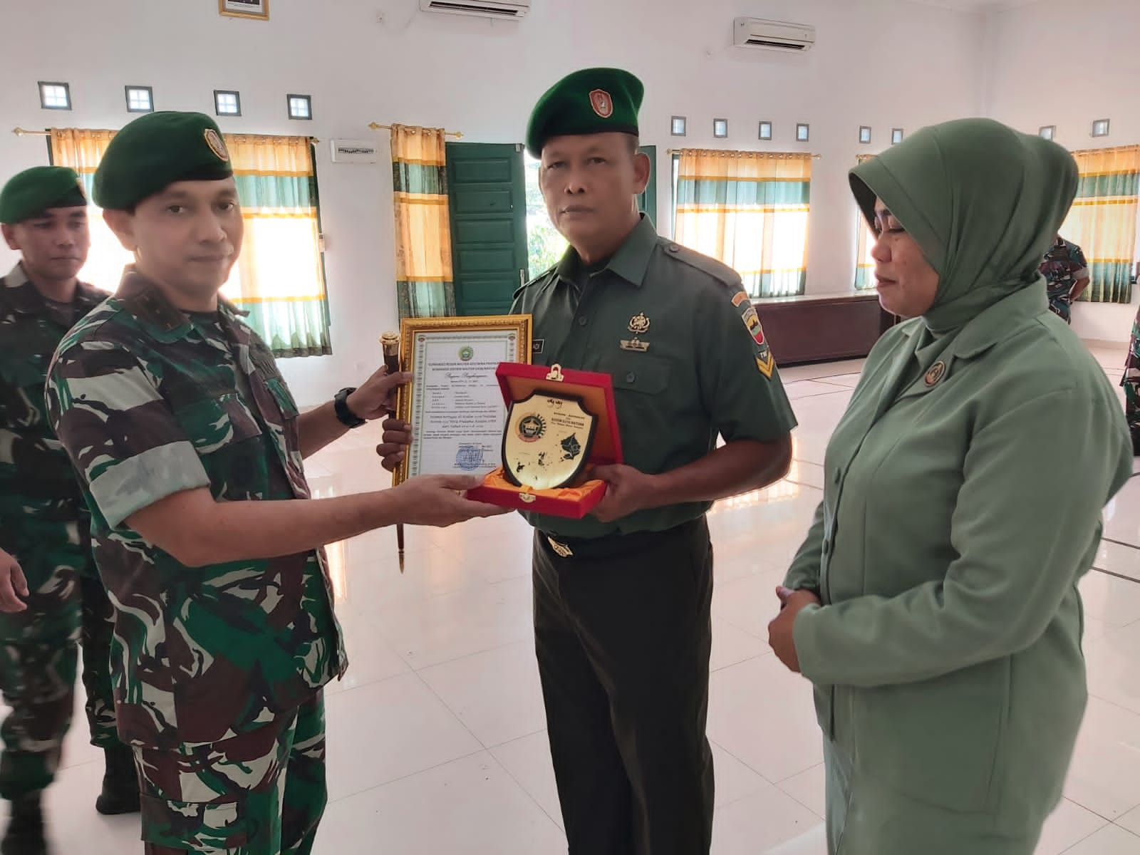 Dandim 0318/Natuna Letkol Inf Morison Chandra Karundeng S.Sos memberikan plakat dan sertifikat kepada Sertu Mariadi yang sudah purna tugas / F. Erwanto