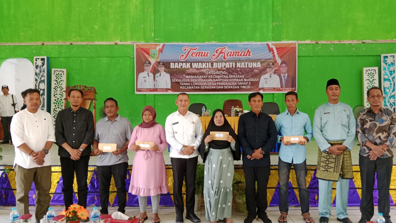 Wakil Bupati Natuna Rodhial Huda foto bersama masyarakat yang menerima bantuan tanah longsor tahap II di Desa Pangkalan Kecamatan Serasan dan Serasan Timur Bertempat di Gedung BPMKS, Desa Pelimpak, Kecamatan Serasan, Jum’at, 16/06/2023. / F. Erwanto