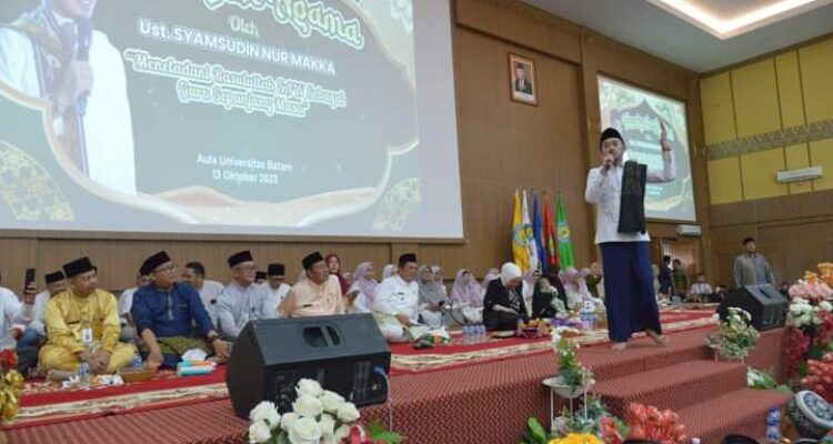 Tabligh Akbar memperingati Maulid Nabi Muhammad SAW 1445 H bersama guru dan siswa SMA/SMK se-Kota Batam di Aula Graha Bintang Kampus Universitas Batam (Uniba).