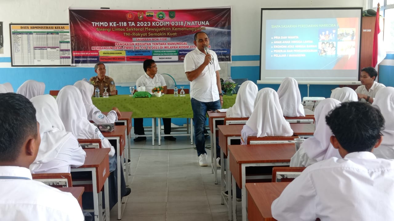 Bripka Raffi Kumar selaku pemberi materi dalam kegiatan Non Fisik Penyuluhan Narkoba bertempat di SMA Negeri 1 Bunguran Timur Laut Kabupaten Natuna, Selasa (10/10/2023). / F. Erwanto