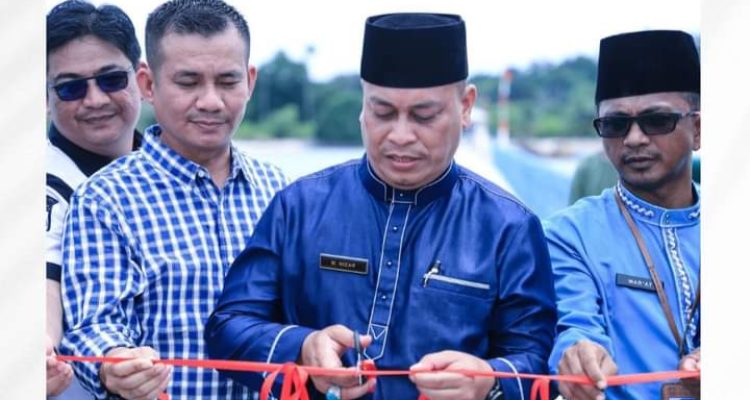 Bupati Lingga Muhammad Nizar Didampingi Ketua DPRD Kabupaten Lingga Ahmad Nashiruddin Meresmikan Dermaga Lubuk Tangis Dusun II Desa Pulau Duyung Kecamatan Katang Bidare, Jum'at (10/11/2023)