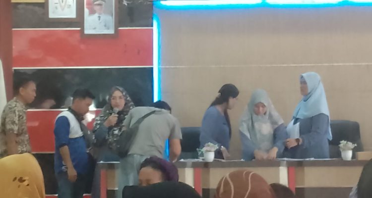 Penyerahan bantuan berupa gerobak untuk sebahagian pedagang di tepi laut Tanjungpinang oleh Disperindag Kota Tanjungpinang / F. Adji