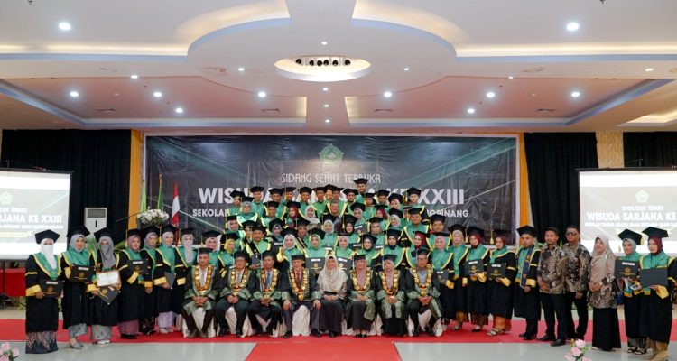 Para wisudawan foto bersama civitas akademika STAI MU Tanjungpinang / F. Zahari