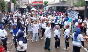 Emak-emak di Tambun Kabupaten Bekasi mengikuti senam gemoy sebagai bentuk dukungan kepada pasangan presiden dan wakil presiden Prabowo Subianto dan Gibran, Minggu (28/01/2024) / F. Amin