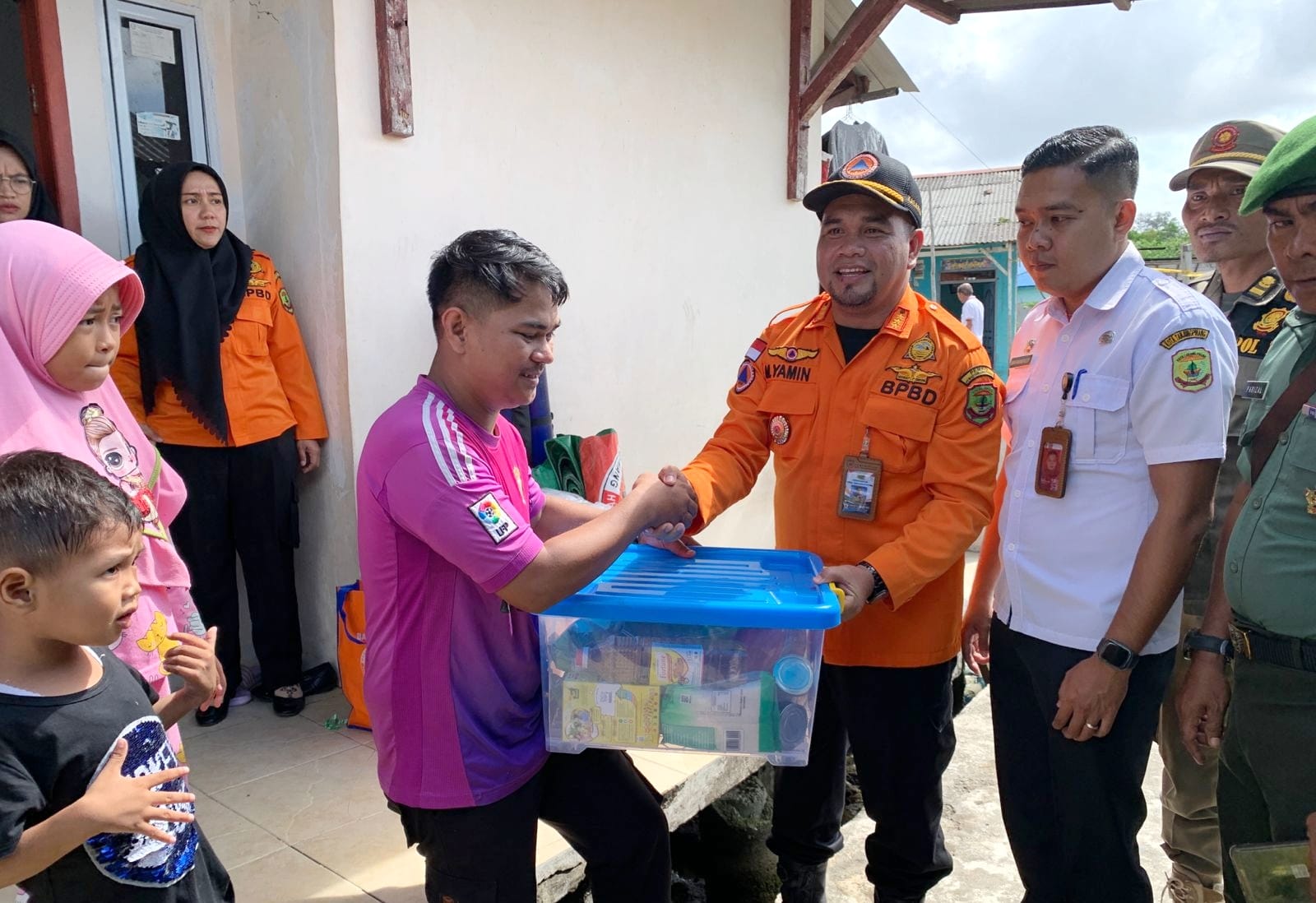 Badan Penanggulangan Bencana Daerah saat menyalurkan bantuan untuk korban kebakaran.