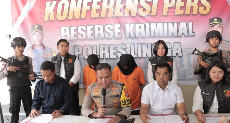 Kapolres Lingga AKBP Robby Topan Manusiwa, S.I.K di dampingi Kasat Reskrim Polres Lingga AKP Idris, S.E, S.y, M.H, Humas Polres Lingga saat memimpin konferensi pers tindak pidana Pencabulan dan Persetubuhan terhadap anak di bawah umur serta tindak pidana ITE Pornografi yang di laksanakan di Polres Lingga Senin (12/02/2024) siang. / F. Dok Polres Lingga