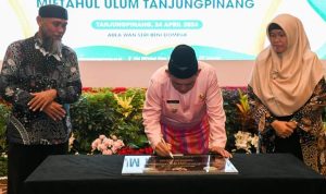 Peresmian Institut Agama Islam Miftahul Ulum (IAI-MU) Tanjungpinang di Aula Wan Seri Beni, Dompak, Tanjungpinang.