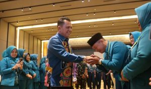 Gubernur Kepulauan Riau H. Ansar Ahmad, saat menghadiri Puncak Peringatan Hari Gerak Kesatuan (HKG) PKK Ke-52 Tingkat Provinsi Kepri Tahun 2024 di Ballroom Aston Hotel & Residence Pelita Kota Batam.
