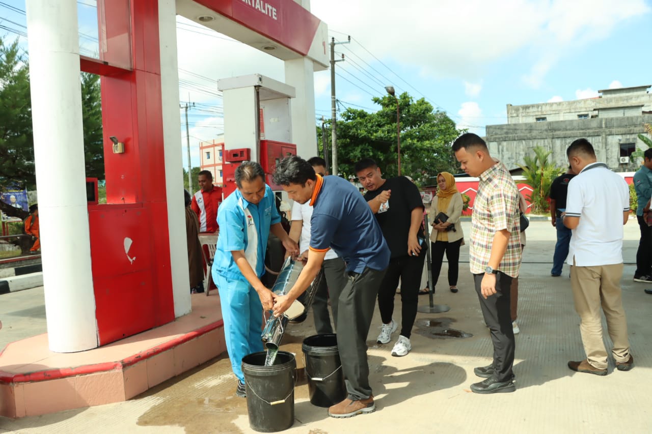 Tim Satgas Migas kabupaten Bintan melakukan pemeriksaan diseluruh Stasiun Pengisian Bahan Baksr Umum (SPBU) yang ada di kabupaten Bintan, Selasa (2/4/2024). / Foto: Ratih