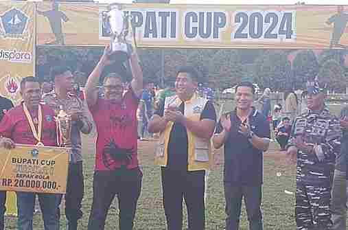 Bupati Bintan menyerahkan piala bergilir kepada Manejer Tim kesebelasan Busung Fc/Foto. Vins/InDepthNews