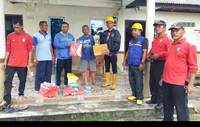 Ketua Tagana Kabupaten Bintan, Junaidi didampingi Ketua RT 003 RW 001 dan Sekretaris Desa' Busung, saat menyerahkan Bantuan kepada korban bencana rumah tertimpa pohon (Eko)/Foto. Junaidi