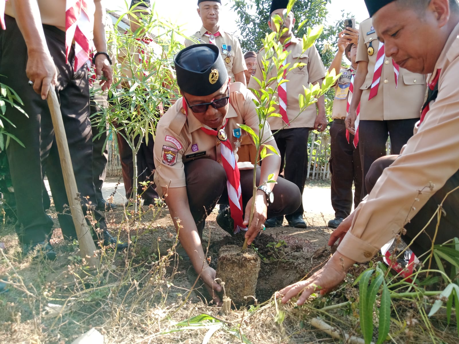 Dok. F / sumber AKO. Kepala Dinas Pendidikan Kab Lampung Selatan Membuka Kegiatan Perkemahan Kwartir Ranting Penengahan dan serimonial Menanam Bibit buah-buahan di pemukiman warga setempat.