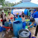 Ditpolairud Polda Jambi salurkan ribuan liter air bersih kepada Warga yang terdampak kekeringan akibat kemarau di Kabupaten Muaro Jambi/f: yuli. InDepthNews