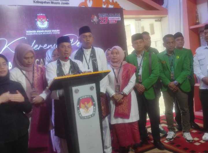 Mantan ketua Bawaslu Provinsi Jambi, Asnawi mendaftarkan diri ke KPU Muaro Jambi sebagai Calon Bupati Pilkada 2024/foto: yuli. InDepthNews.id