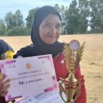 Ketua TPPKK Desa Gemuruh Ny. Hermawati, memegang Piala dan Piagam Juara Umum 2 Jambore Kader Posyandu Tahun 2024 Tingkat Kecamatan Kundur Barat. (F. Desa)