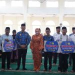 Pemerintah Kabupaten Solok Bersama BAZNAS Serahkan Bantuan kepada Disabilitas dan Biaya siswa15 Putra dan Putri/foto: Azmir. InDepthNews.id