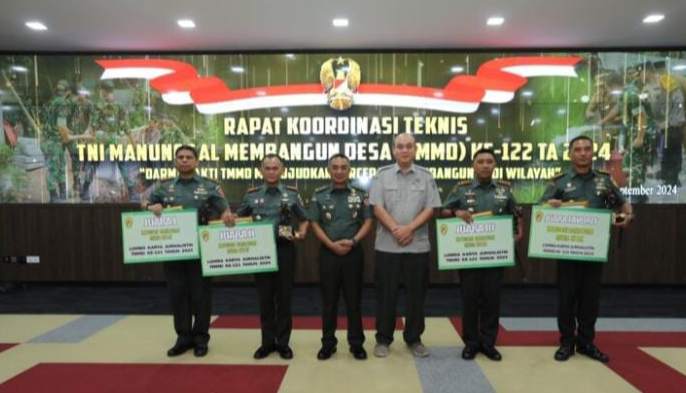 Dandim 0415/Jambi, Letkol Inf Yoga Cahya Prasetya, menerima penghargaan bergengsi sebagai Juara III dalam kategori Dansatgas TMMD ke-121 dalam karya jurnalistik media cetak/foto: Yuli. InDepthNews.id